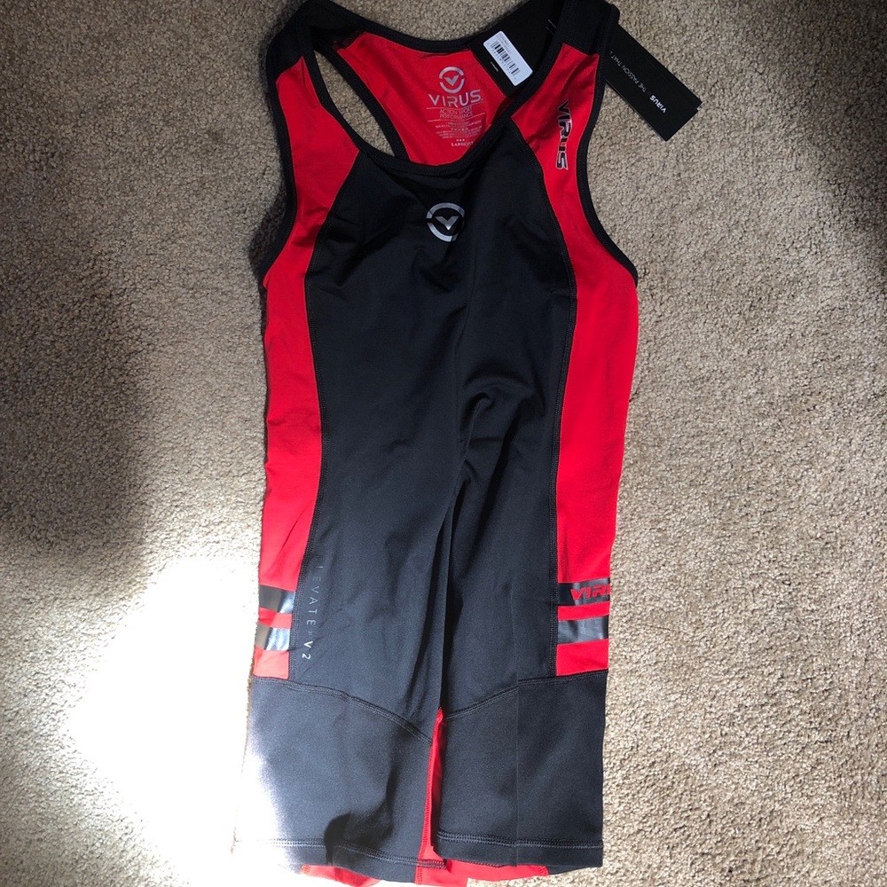 NWT virus singlet. Size large
